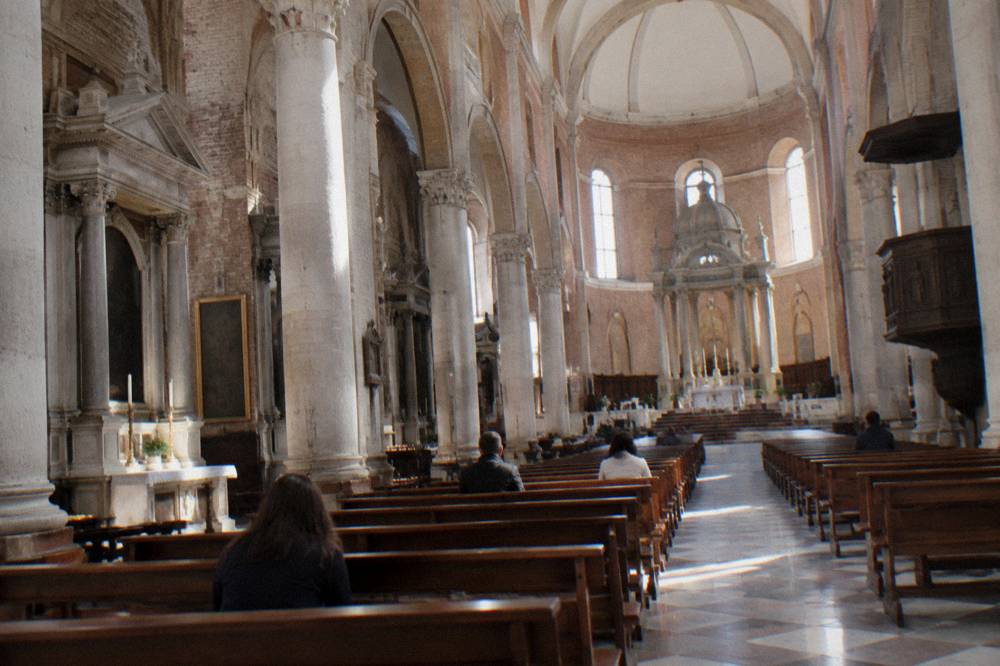 A pilgrim church interior with a high nave, columns and side chapels