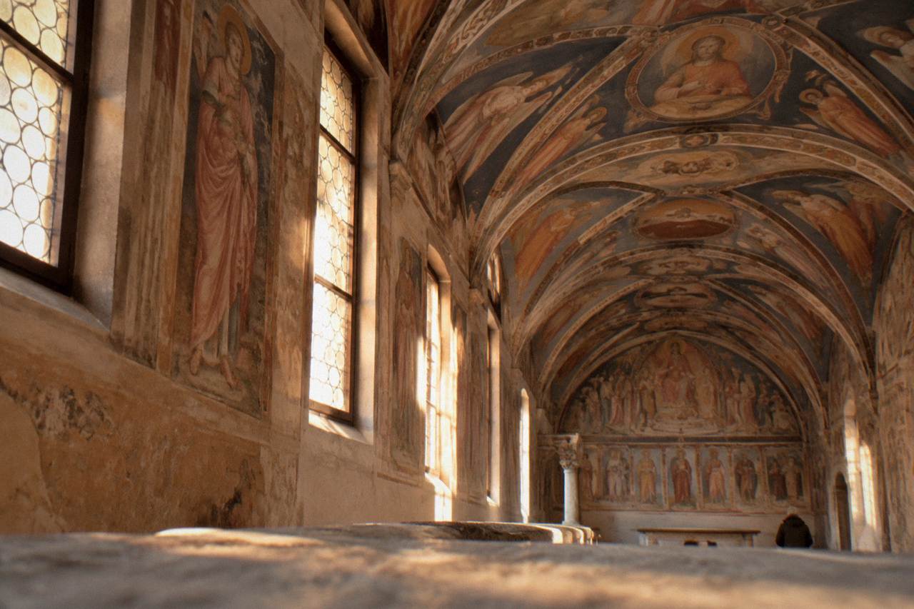 The frescoed interior of a fourteenth-century chapel in Padua with figures painted along the vaulted ceiling