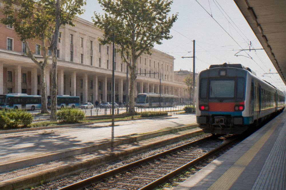 A regional train pulling away from the platforms of Padova railway station